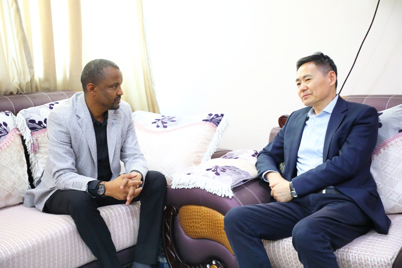 Chinese MFA Special Envoy for the Horn of Africa held a discussion with Samara University president.
